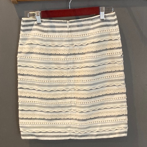 Anthropologie size 2 cotton blend skirt w/beautiful details excellent condition - Picture 5 of 7